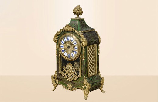 старинные часы в стиле буль