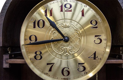 старинные часы из дуба с маятником, конец 19 века
