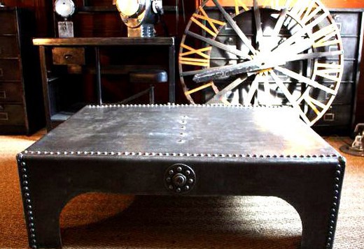 старинная мебель - стол из металла