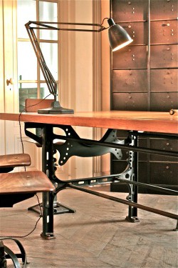 антикварный стол из стали и дуба