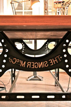 старинный обеденный стол из дуба и стали
