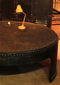 старинная мебель - круглый журнальный стол для лофта