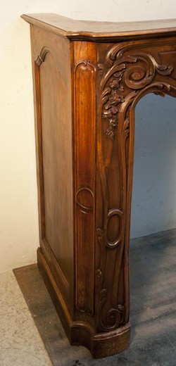 старинный каминный портал из ореха