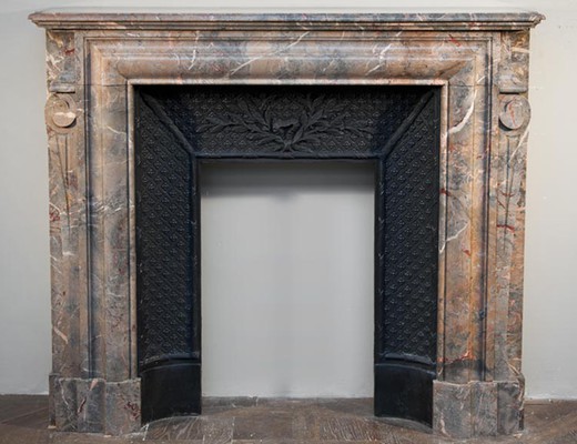 антикварный каминный портал из мрамора