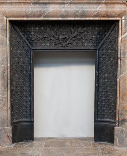 каминный портал в стиле классицизм