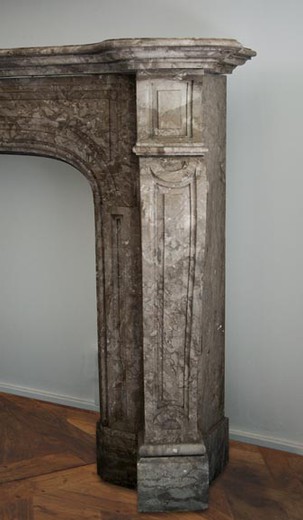 винтажный каминный портал из мрамора