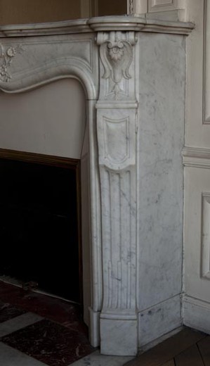 винтажный каминный портал из каррарского мрамора