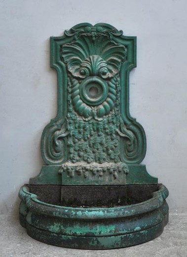 антикварный фонтан из железа, стиль наполеон 3