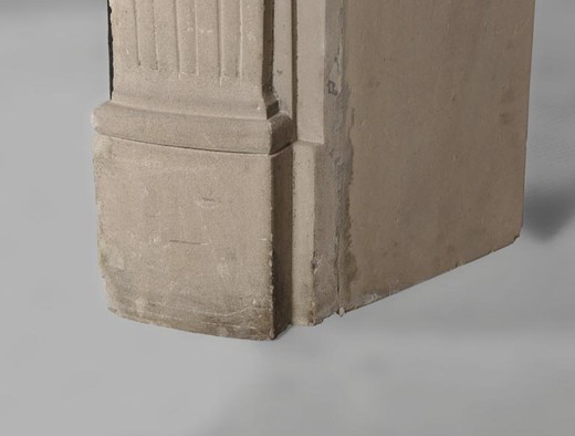 винтажный каминный портал из камня и чугуна