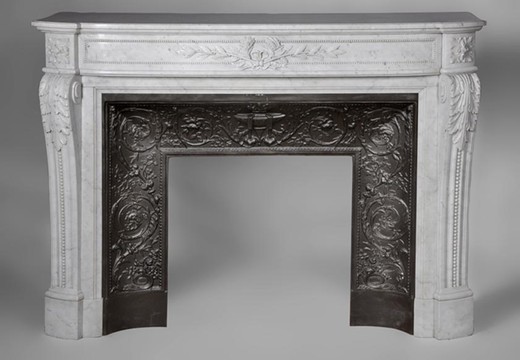 антикварный каминный портал из белого мрамора