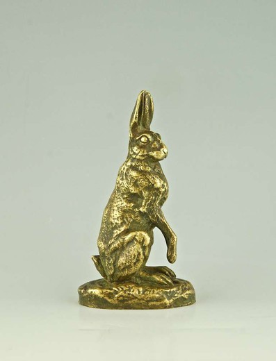 старинная скульптура в виде бронзового зайца