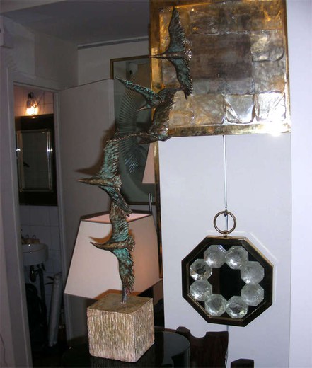 старинная бронзовая скульптура с мрамором