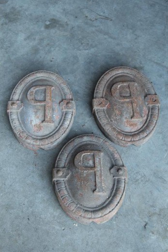 антикварные медальоны из чугуна
