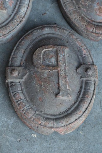 старинный медальоны из чугуна