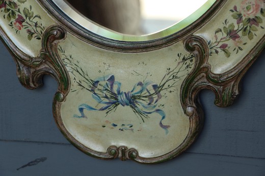 старинное зеркало с узорами