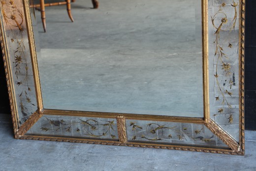 старинное зеркало с позолотой