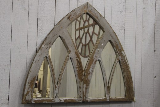 старинное зеркало в стиле готика