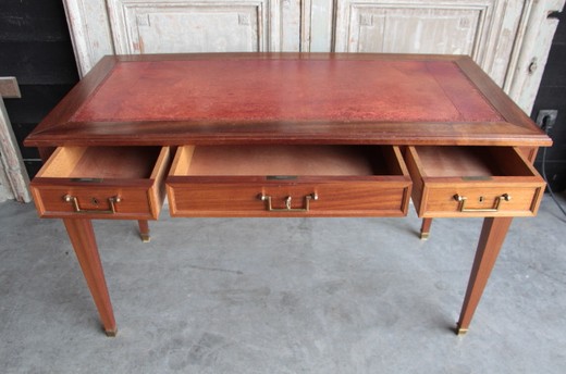 antique table in mahogany 