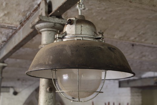 мебель антик - индустриальные лампы