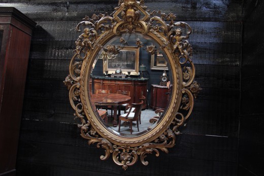 антикварное зеркало овальной формы