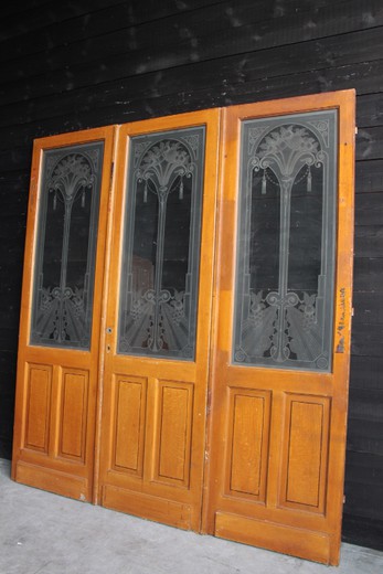 старинные двери из дерева и стекла