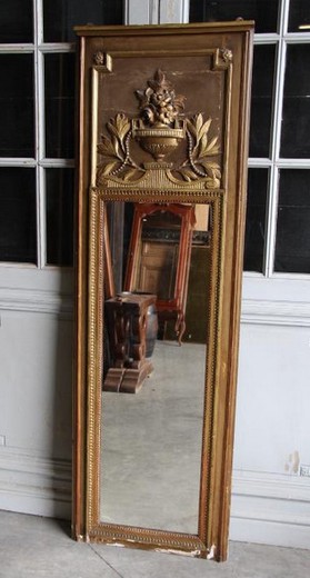 антикварное зеркало из дерева с золочением