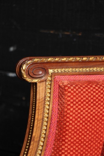 старинное кресло из ореха