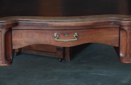антикварный стол из дерева и кожи