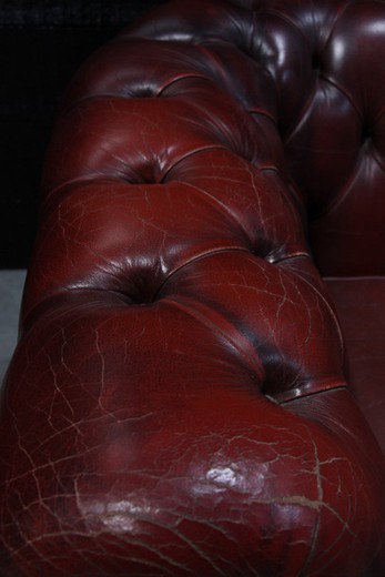 антикварный диван из кожи, стиль честерфилд