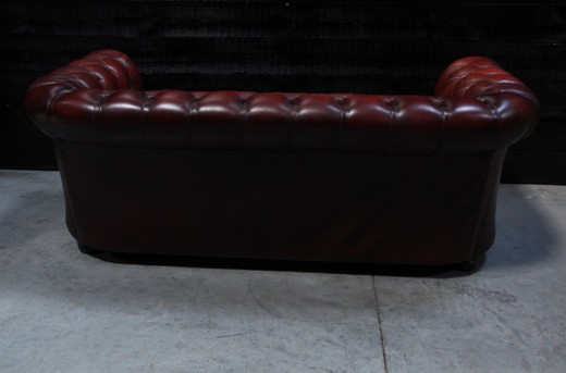 винтажный диван из кожи, стиль честерфилд