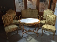 gilded LXV salon suite with élégant center table