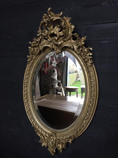 антикварное овальное зеркало из дерева с позолотой
