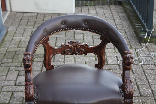 старинная мебель - кожаное кресло