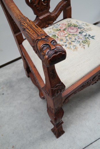 старинное кресло из дерева и ткани