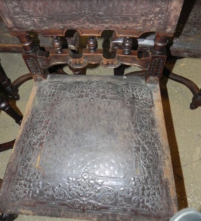 старинные стулья из ореха