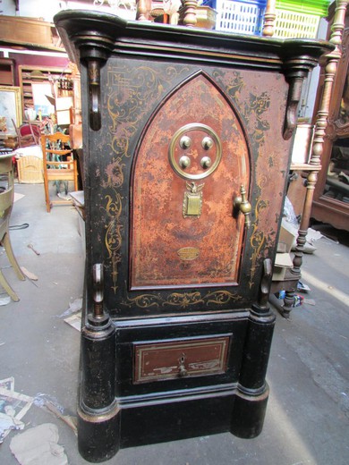 антикварный чугунный сейф в стиле готика