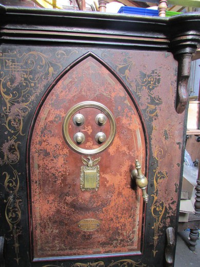 старинный чугунный сейф в стиле готика