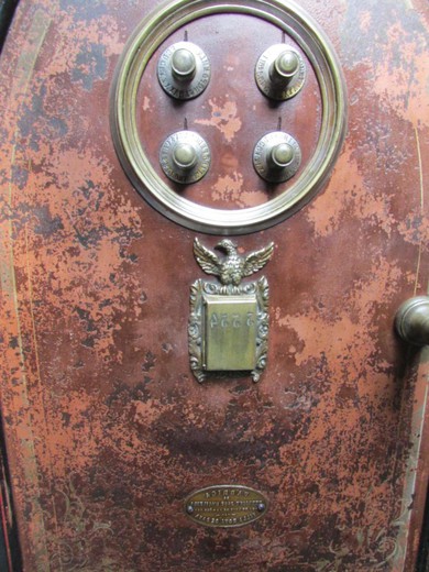 старинный сейф из чугуна в готическом стиле