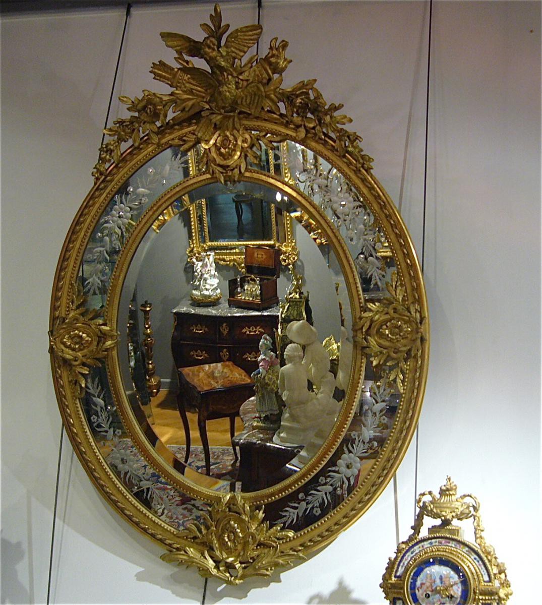 антикварное зеркало в интерьере