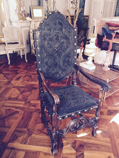 антикварная мебель - кресло трон из дерева и кожи