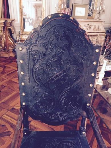 старинная мебель - кресло трон из дерева и кожи
