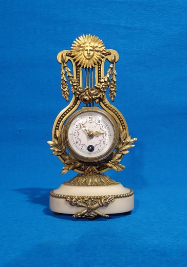 антикварный набор для камина - часы и подсвечники, людовик 16, бронза