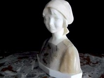 Мраморная скульптура женщины