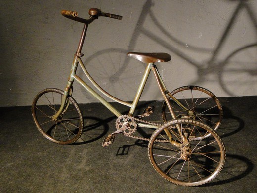 антикварный трехколесный велосипед из металла, 20 век