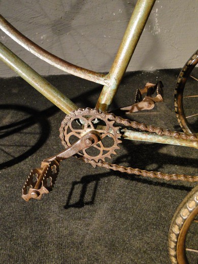 старинный трехколесный велосипед из металла, 20 век