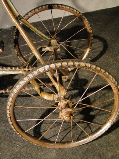 старинный детский велосипед на трех колесах, 20 век