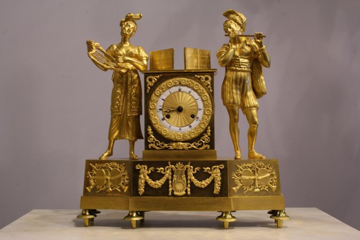 антикварные часы из золоченой бронзы с фигурами, 19 век