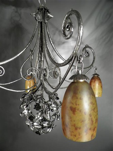 антикварная люстра в стиле ар нуво из кованого металла и стекла, начало 20 века