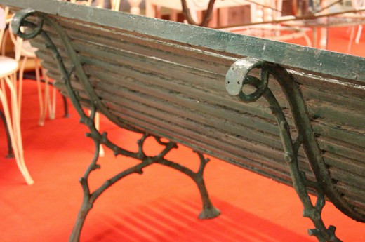 старинная скамейка из металла