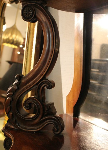 старинная деревянная полка с зеркалом